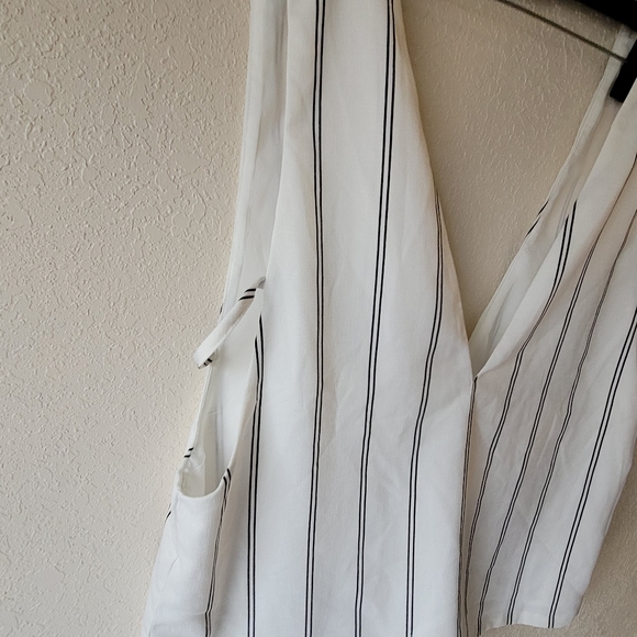Tobi White Blouse Black Stripe Sleeveless 100% Pol - Picture 2 of 13